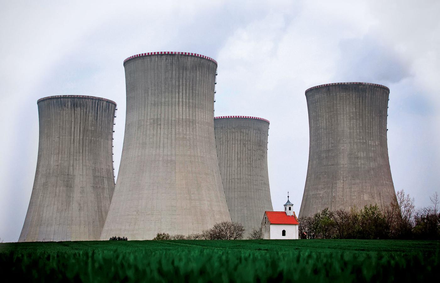Stara kapliczka wśród wież chłodniczych elektrowni atomowej w czeskich Dukovanach.