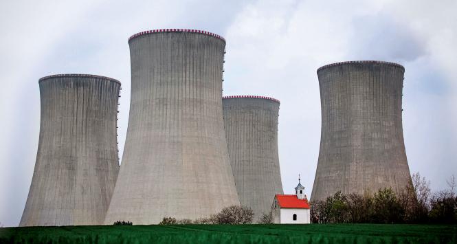 Stara kapliczka wśród wież chłodniczych elektrowni atomowej w czeskich Dukovanach.