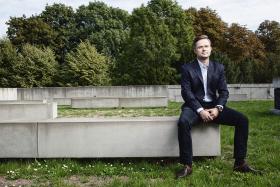 „Wreszcie mogę się napić wina do lunchu i tabloidy to nie obchodzi” – mawia Hofman.