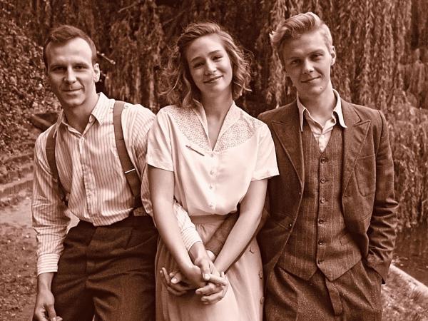 W rolach głównych (od lewej): Julian Świeżewski, Zofia Wichłacz i Jakub Gierszał