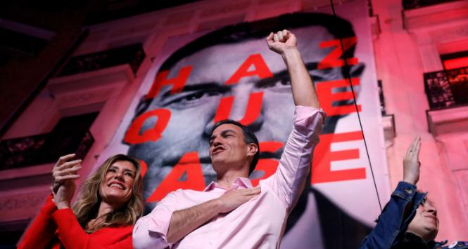 Pedro Sánchez, lider hiszpańskiej partii socjalistycznej, po 11 chudych latach w opozycji powiódł własne ugrupowanie do niekwestionowanej wiktorii, zdobywając 123 miejsca w Kongresie Deputowanych.