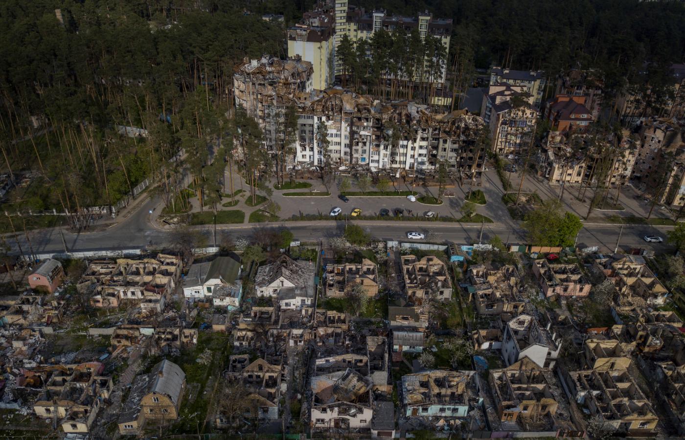Zniszczone osiedle mieszkaniowe po rosyjskim ostrzale w czasie inwazji na Ukrainę w Irpieniu, 7 maja 2022 r.