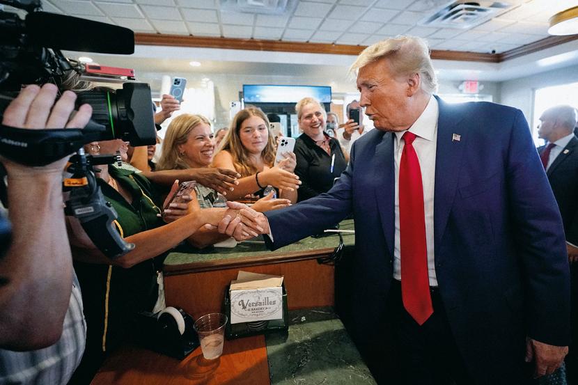 Donald Trump w restauracji Versailles w Miami.
