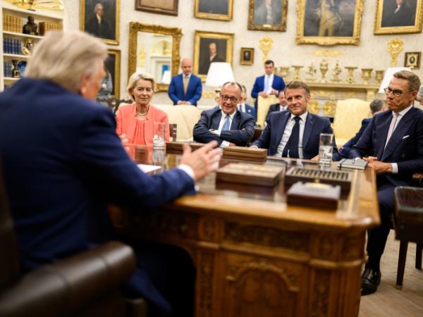 Berlin tłumaczy amerykański atak na Iran. Paryż oferuje swym europejskim sojusznikom współpracę na rzecz odstraszania atomowego. Hiszpania idzie na zwarcie z prezydentem USA. Na zdjęciu przywódcy europejscy i prezydent USA Donald Trump w Białym Domu. Sierpień 2025 r.