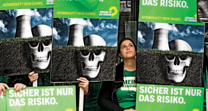„Pewne jest tylko ryzyko” – demonstracja przeciw energii atomowej. Zieloni – największy sukces tych wyborów w Niemczech i nie tylko.