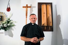 Ks. Lemański przed ołtarzem kościoła w Jasienicy.