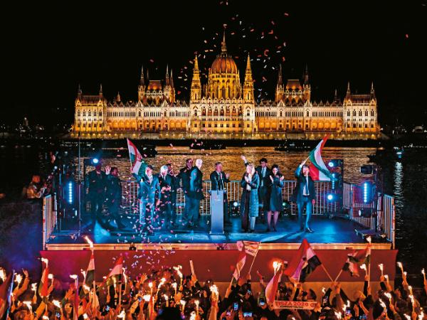 Péter Magyar i jego zwolennicy świętują po ogłoszeniu częściowych wyników w Budapeszcie.