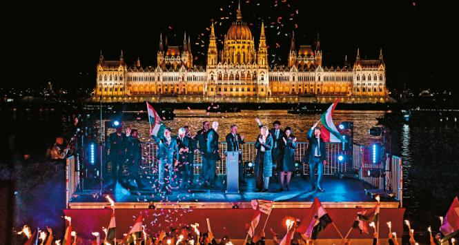 Péter Magyar i jego zwolennicy świętują po ogłoszeniu częściowych wyników w Budapeszcie.