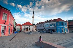 Tuzla przywodzi na myśl polskie Beskidy czy Podhale, tylko w historii alternatywnej, w której Sobieski uległ Turkom pod Wiedniem i udało im się w południowej Polsce zaszczepić islam.