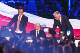 „Zawsze mnie fascynowało, czy ludzie mający zdolność kumulowania władzy robią to w sposób intelektualny – czytają, analizują – czy też działają instynktownie, intuicyjnie, podświadomie”.