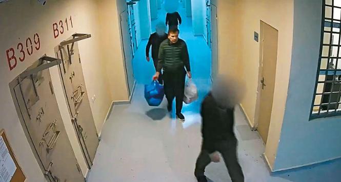 Szpital więzienny w Tbilisi, Saakaszwili w drodze do celi.