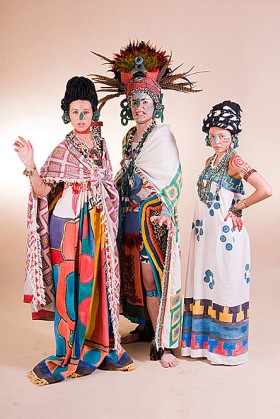 Rekonstrukcje strojów wykonali archeolodzy z Państwowego Muzeum Archeologicznego w Warszawie, jako element wystawy „Moda Majów. Elita i dwór – Jaina 600 – 900 n.e.”