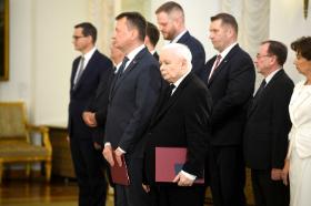 Kaczyński wrócił do rządu, bo kampania wyborcza PiS znalazła się w totalnym kryzysie. Dwa jej najważniejsze pociski – 800 plus i komisja antytuskowa – okazały się kapiszonami.