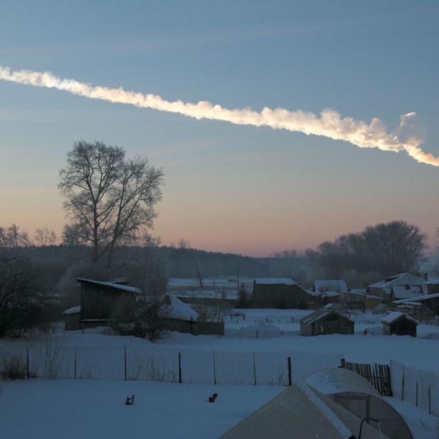 Smugi kondensacyjne nad Rosją pozostawione przez czelabińską planetoidę.
