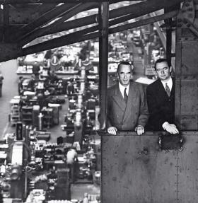Alfried Krupp (z lewej) i Berthold Beitz w jednej z fabryk koncernu Kruppa, 1956 r.