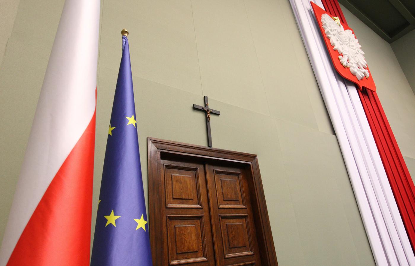 Pierwszą uchwałę w obronie sejmowego krzyża PiS zgłosiło już na pierwszym posiedzeniu Sejmu.