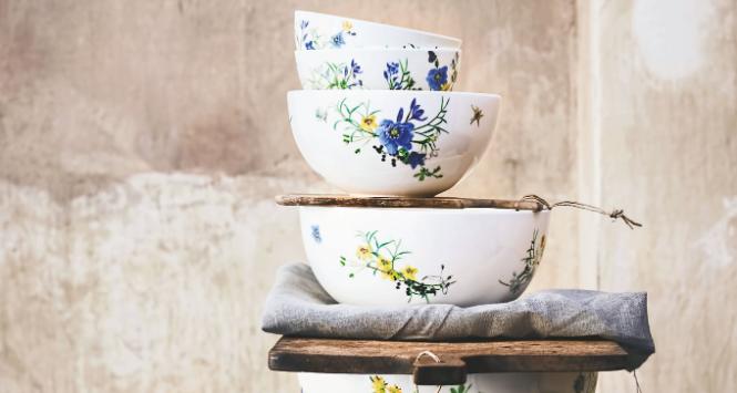 „Alpejski ogród”, projekt z 2018 r., dodaje uroku stołom w rustykalnych wnętrzach na całym świecie.