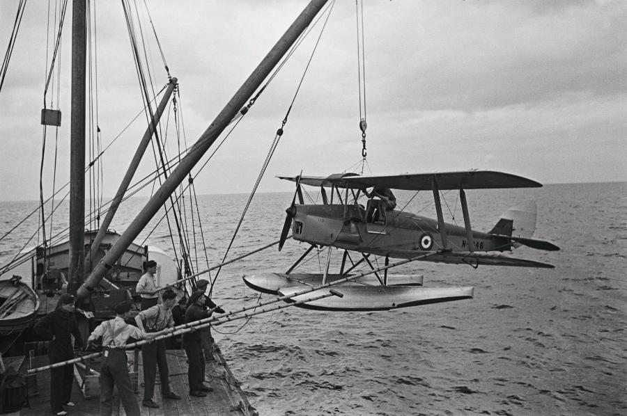 Bezzałogowce próbowano rozwijać już wcześniej – przed II wojną światową Brytyjczycy wykorzystywali radiowo sterowane samoloty DH.82 jako cele dla artylerzystów.