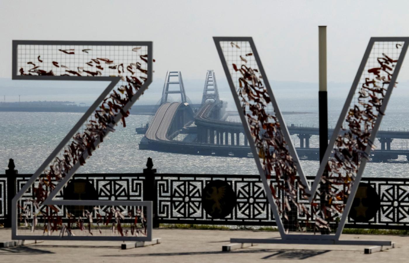 Rosyjskie symbole wojenne i widok na most kerczeński, 8 października 2022 r.