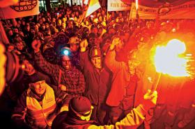 Górnicy i rządyNa początku roku rząd Ewy Kopacz zobowiązał się, przy głośnym akompaniamencie górniczych strajków, że nie będzie szybkiego zamykania kopalń, państwo sypnie groszem, powoła do życia Nową Kompanię Węglową i powiąże ubogie kopalnie z bogatą energetyką. Protestowało 2,2 tys. górników, z czego około 1,7 tys. pod ziemią. Ugaszenie górniczego pożaru pozostawiło na spalonym opozycyjne wtedy PiS, które szykowało się do rozgrywki, licząc na zaognienie nastrojów strajkowych. W październiku, tuż przed wyborami, związkowcy najechali Warszawę i apelowali, by pogonić koalicję PO-PSL. Władzę przejęło PiS i premier Szydło zdążyła już zapowiedzieć, że skupi 6 mln ton węgla zalegającego przy nierentownych kopalniach. Górnicy nie mają więc na razie powodów do protestów. Uwierzyli w wyborcze obietnice pani premier, że pod jej rządami górnictwo czeka świetlana przyszłość. Na pewno nie ma się o co martwić kopalnia Brzeszcze, bo lokalny patriotyzm Szydło nie pozwoli, by kopalni w jej rodzinnej miejscowości stała się krzywda. Znów ma powstać jakiś plan i otworzyć się mają jakieś nowe perspektywy. Tylko konkrety najpierw trzeba wydobyć spod ziemi. Może górnikom starczy cierpliwości i posłuchają Piotra Dudy, który mówił do nich w Barbórkę: „Musimy ratować górnictwo w ramach dialogu!”.