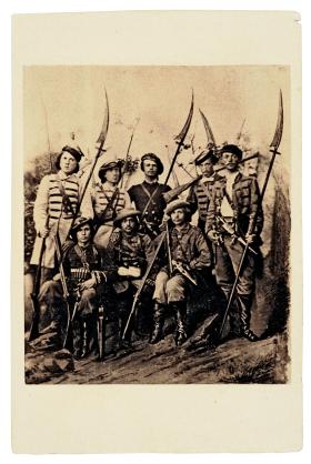 Powstańcy styczniowi uzbrojeni w kosy. Fot. z epoki.