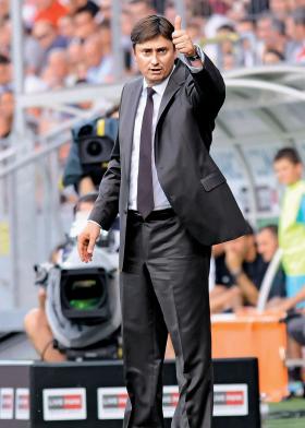 Maciej Skorża mówi o piłce, czyta o piłce, myśli o piłce i ogląda piłkę na okrągło.