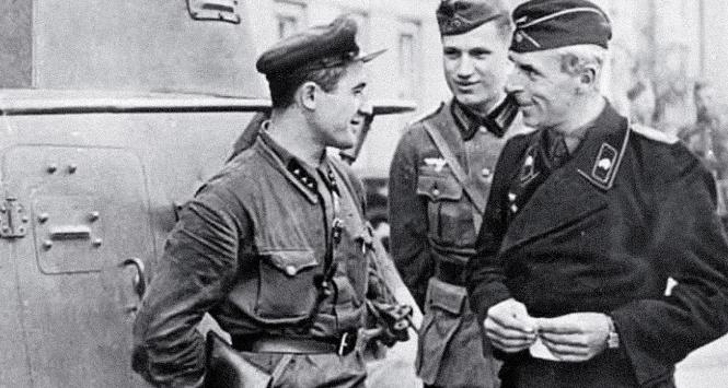 Spotkanie oddziałów Armii Czerwonej i Wehrmachtu w Brześciu nad Bugiem na terenie Polski, 18 września 1939 r.