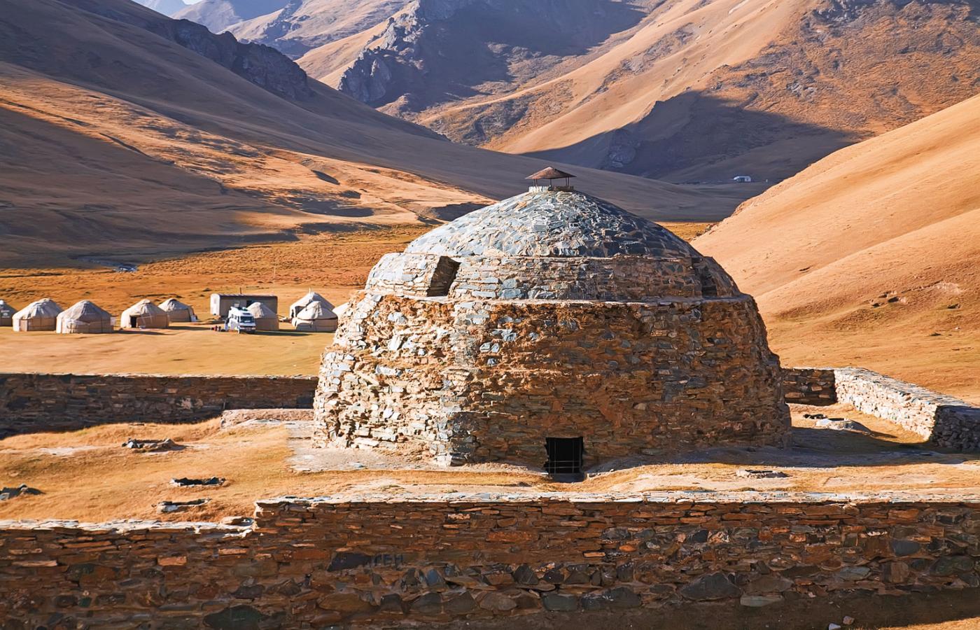 Późny symbol cywilizacji rozdroży, regionu wędrownych mędrców – położony 3200 m n.p.m. karawanseraj Tash Rabat w dzisiejszym Kirgistanie.