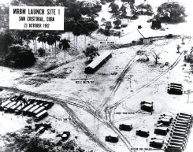 Zdjęcie wywiadu lotniczego USA zrobione nad Kubą. Widać na nim m.in. namioty osłaniające pocisk i elementy wyrzutni.