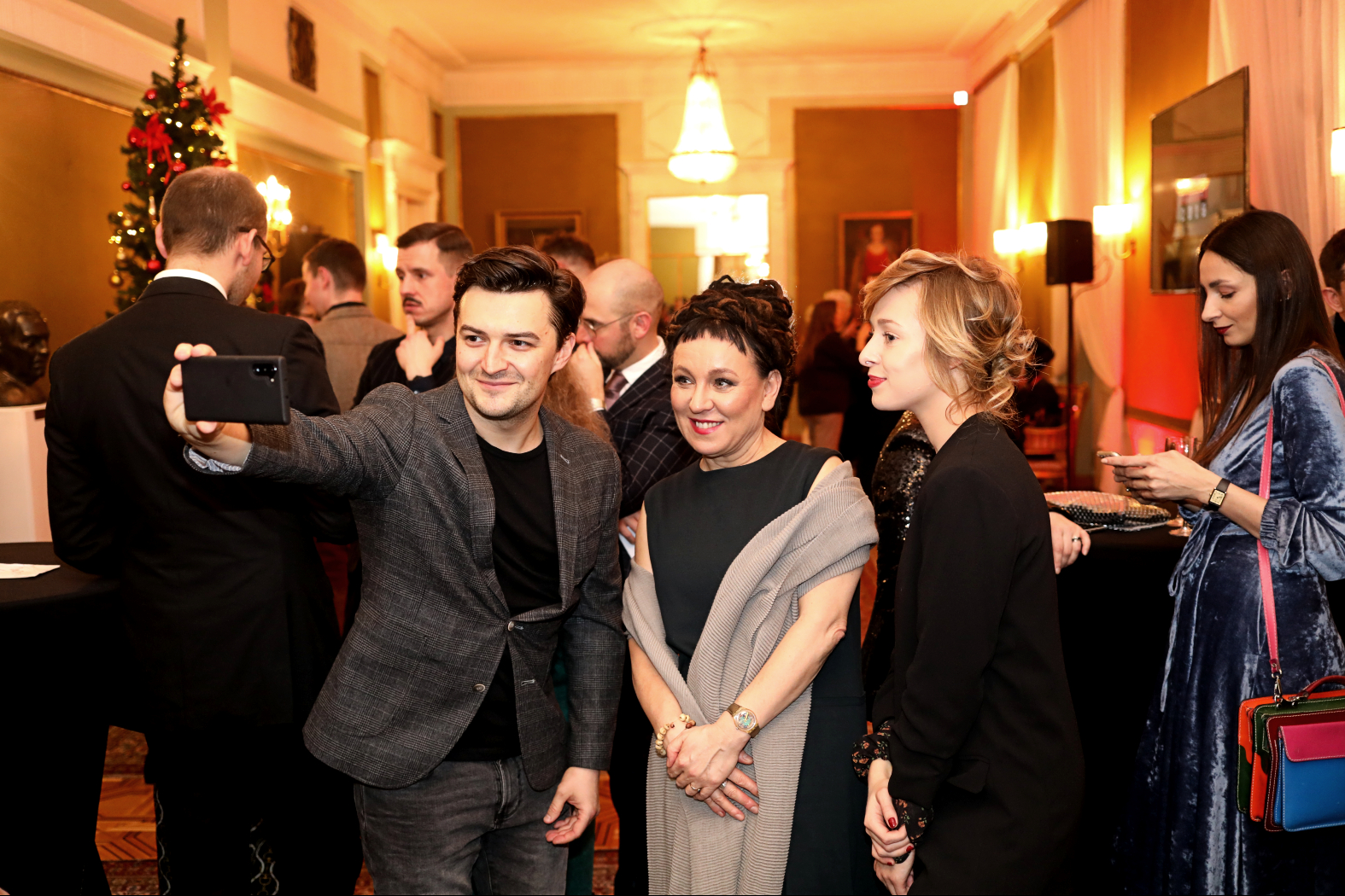 Selfie z Olgą Tokarczuk wykonuje Bartosz Kruhlik, nominowany w kategorii Film