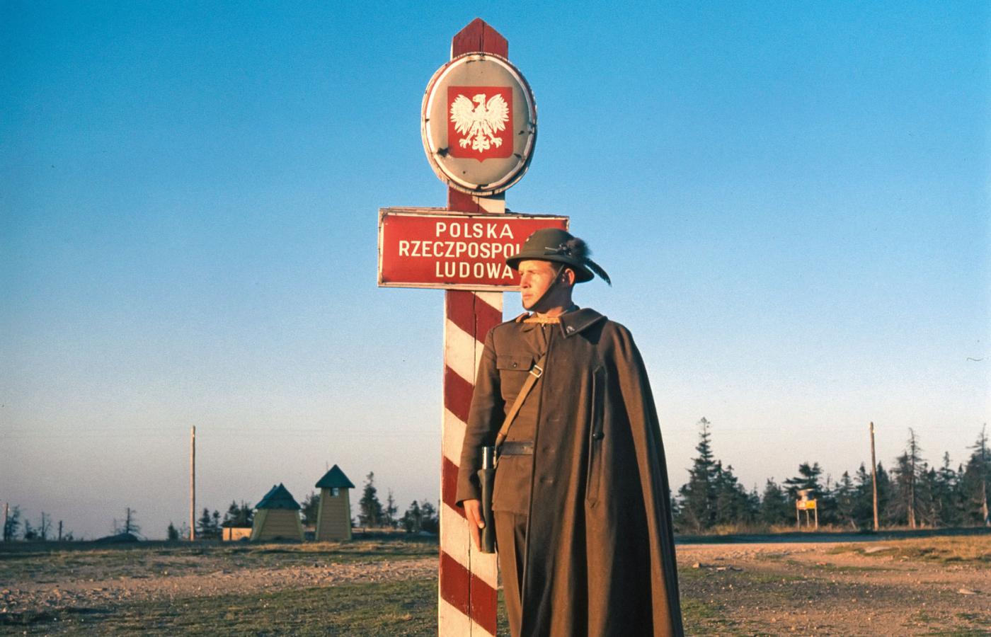 Żołnierz Wojsk Ochrony Pogranicza przy słupku granicznym, lata 70.