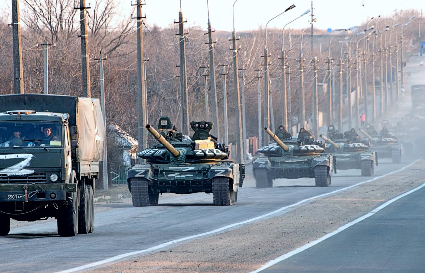 Wojna w Ukrainie. Kolumna czołgów oznaczona symbolem „Z” rozciąga się na autostradzie Mariupol–Donieck. 23 marca 2022 r.