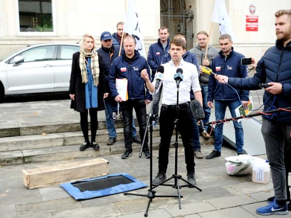 Michał Kołodziejczak przed siedzibą Ministerstwa Rolnictwa, 3 listopada 2021 r.
