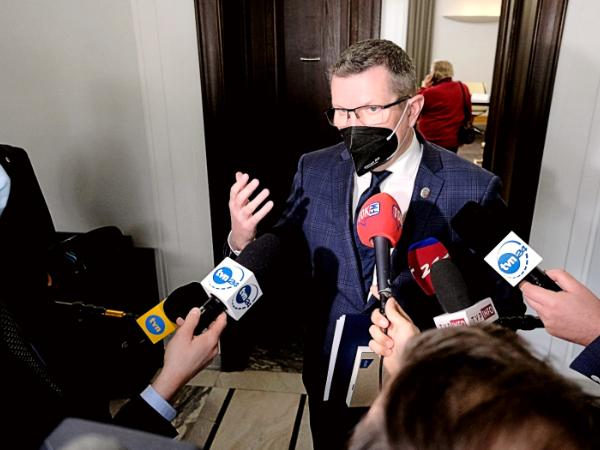 Szef komisji nadzwyczajnej senator Marcin Bosacki (KO)