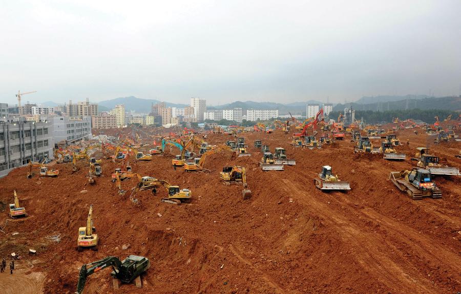 Ciężki sprzęt przekopuje teren katastrofy w Shenzhen w Chinach spowodowanej osunięciem się góry śmieci, które zagrzebały kilkadziesiąt budynków.