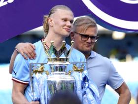 W barwach Manchester City, po zdobyciu pucharu Premier League. Po prawej Alf-Inge.