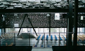 A więc całkowite wtopienie w dziką przyrodę leśnego zbocza. Zespolenie natury i duchowości.