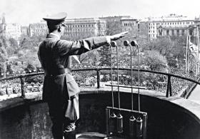 Adolf Hitler przemawia w Wiedniu po przyłączeniu Austrii do Niemiec, marzec 1938 r.