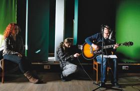 Studio nagrań w popegeerowskiej kotłowni, a w nim: Ruda, Karol i Wiesiek - śpiewający anglista.