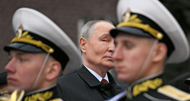 W Putinie zamiast samca alfa ludzie „coraz częściej widzą starca z chudymi nogami i kurczącymi się mięśniami pod workowatym garniturem”.