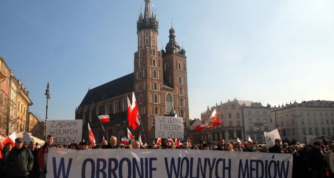 Manifestacja zwolenników Telewizji Trwam i Radia Maryja na Rynku Głównym w Krakowie.