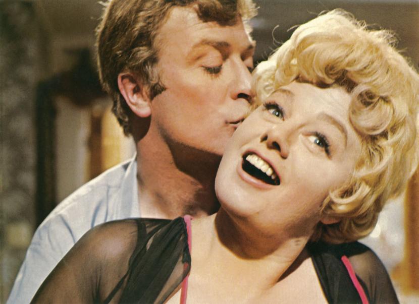 Jako tytułowy „Alfie” (1966) z Shelley Winters. Rola niepoprawnego kobieciarza uczyniła z Cainea ikonę heteroseksualnych brytyjczyków.