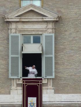 Znawcy Watykanu uważają, że deklaracja o abdykacji papieża Franciszka wisi w powietrzu.