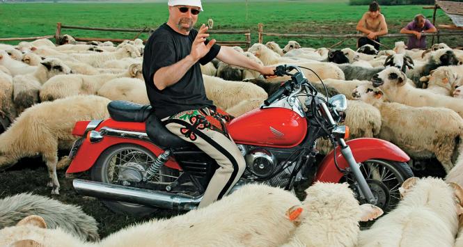 Andrzej  Dziubek w rodzinnej Jabłonce.