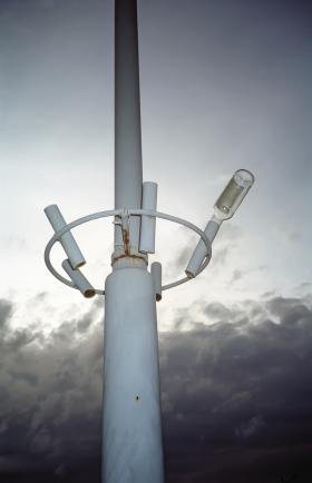 Sztandar miłośników wina owocowego zatknięty w reprezentacyjnym miejscu w Krośnie.