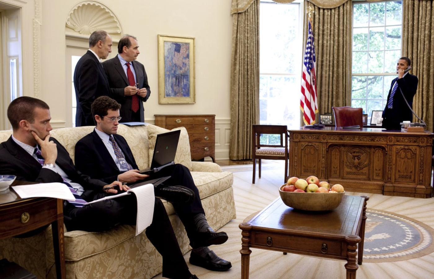 Barack Obama i jego współpracownicy: pierwszy od lewej Jon Favreau, obok niego inny pisarz przemówień Adam Frankel. Z tyłu stoją Phil Schiliro i David Axelrod