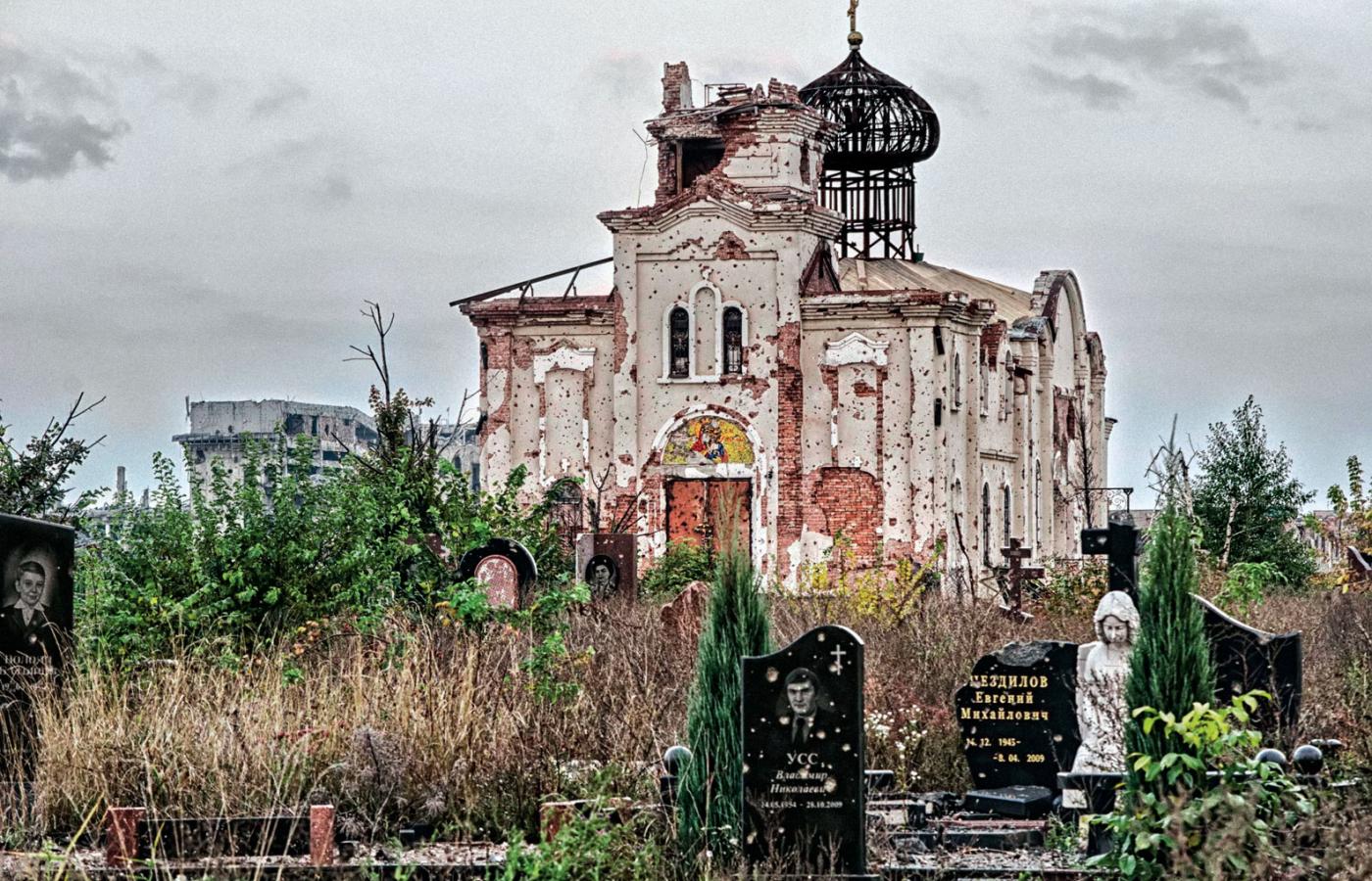 Doszczętnie zniszczony klasztor i cmentarz nieopodal donieckiego lotniska