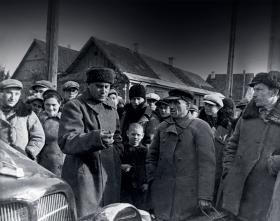 Pisarz Walentin Katajew zachwala nowe porządki mieszkańcom Smorgoni, październik 1939 r.