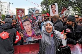 Manifestacja rodzin ofiar reżimu Ben Alego w Tunisie w szóstą rocznicę ucieczki dyktatora do Arabii Saudyjskiej