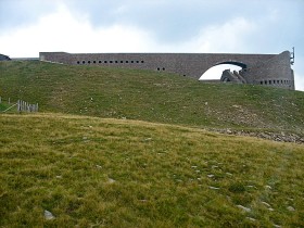 2. Santa Maria degli Angeli w Monte Tamaro (Mario Botta, 1996).